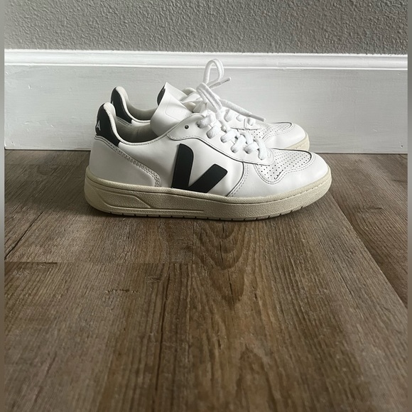 Women’s Veja V-10 Sneaker in Extra White & Black - Picture 2 of 9